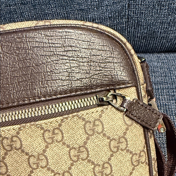Gucci Supreme Camera Crossbody Bag - Picture 5 of 15